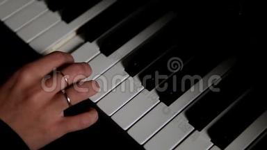 女人`手在<strong>弹钢琴</strong>